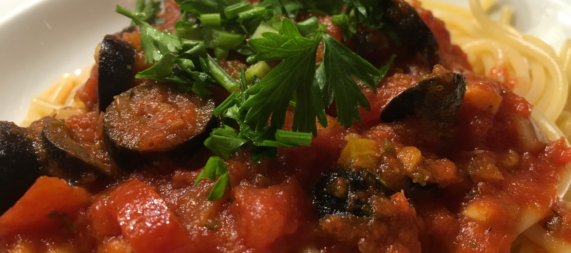 Spaghetti mit Oliven, Tomaten, Kapern und Anchovis Rezept