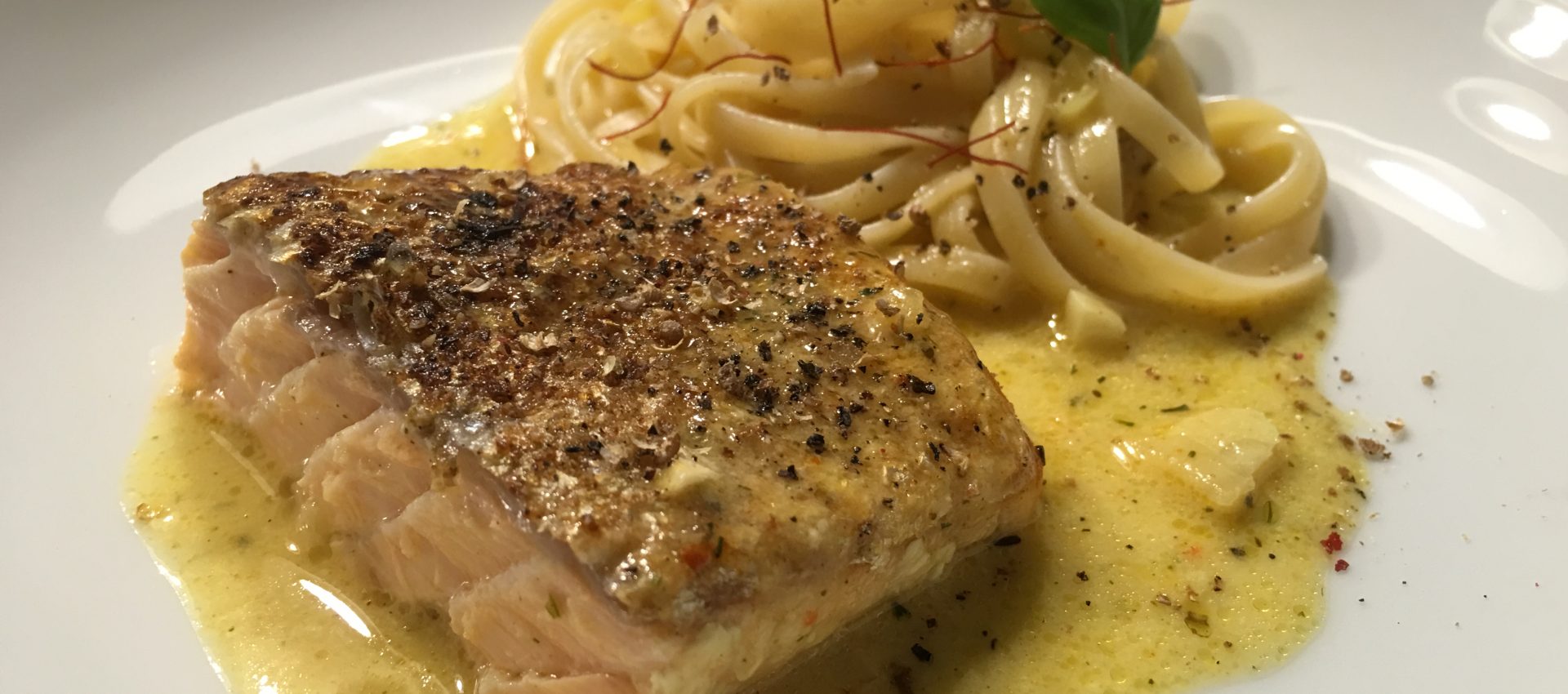 Lachsfilet mit Bandnudeln