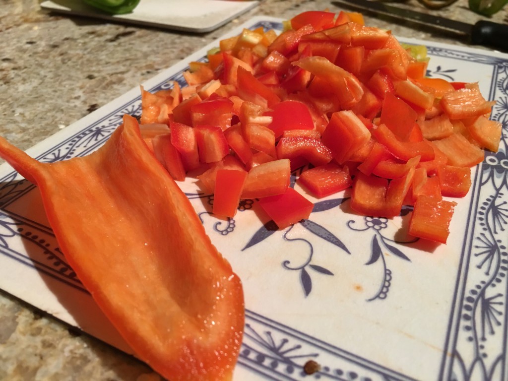 Paprika in Würfel schneiden