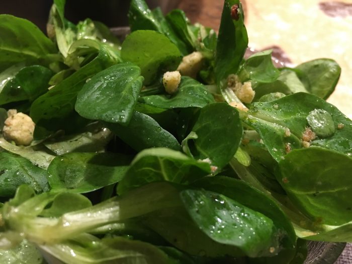 Feldsalat mit Croutons Rezept