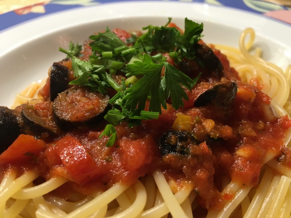 Spaghetti mit Oliven, Tomaten, Kapern und Anchovis Rezept