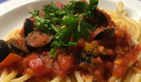 Spaghetti mit Oliven, Tomaten, Kapern und Anchovis Rezept