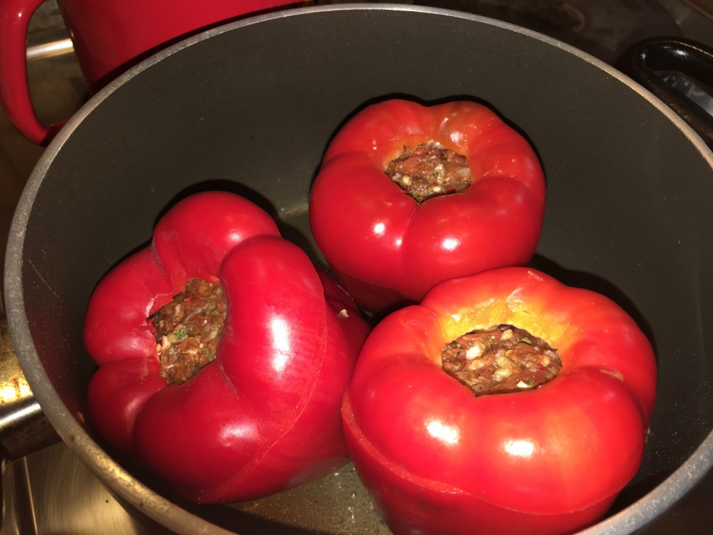 Gefüllte Paprika im Topf