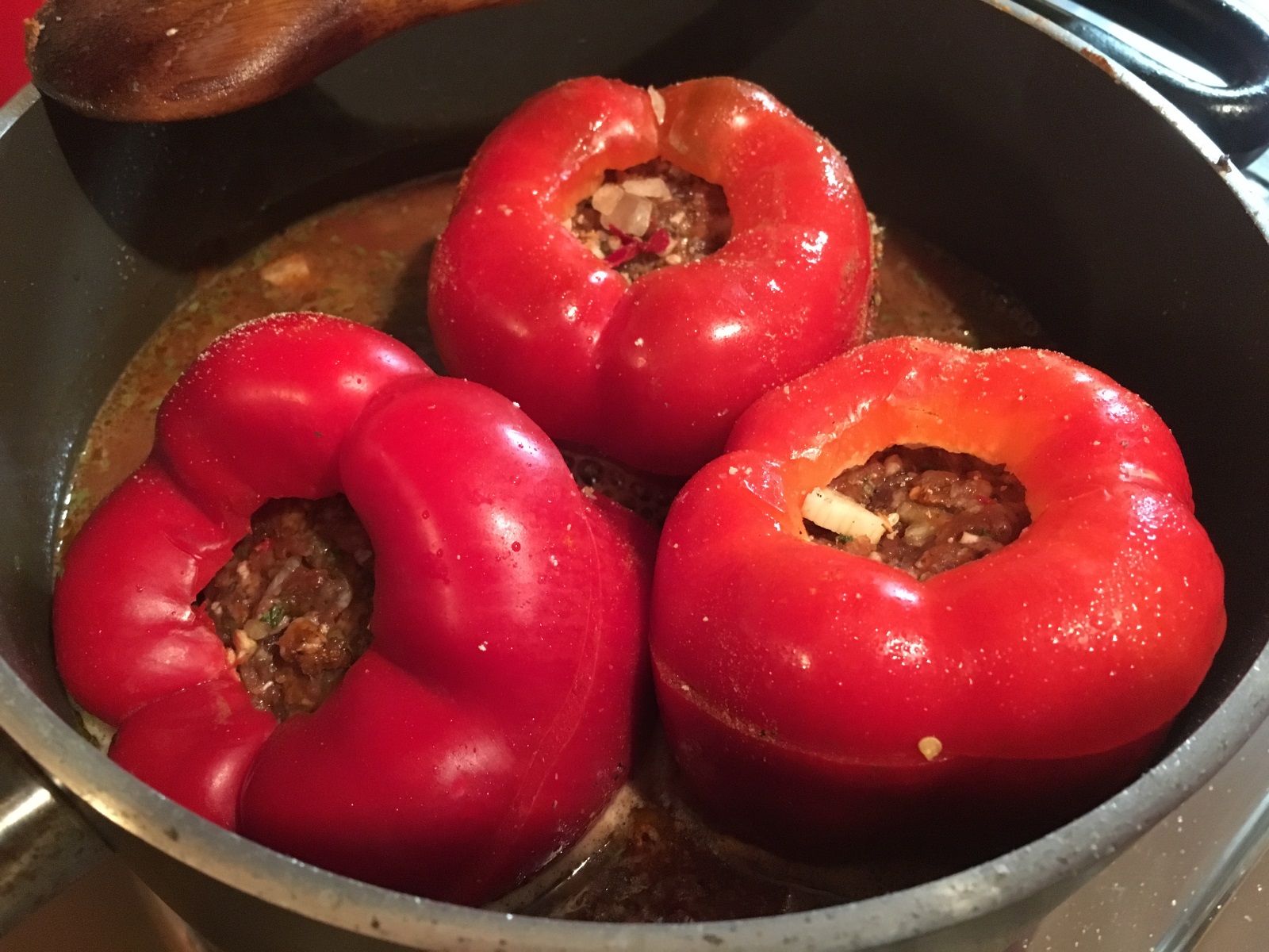 Gefüllte Paprika mit Sauce Chilirezept.de