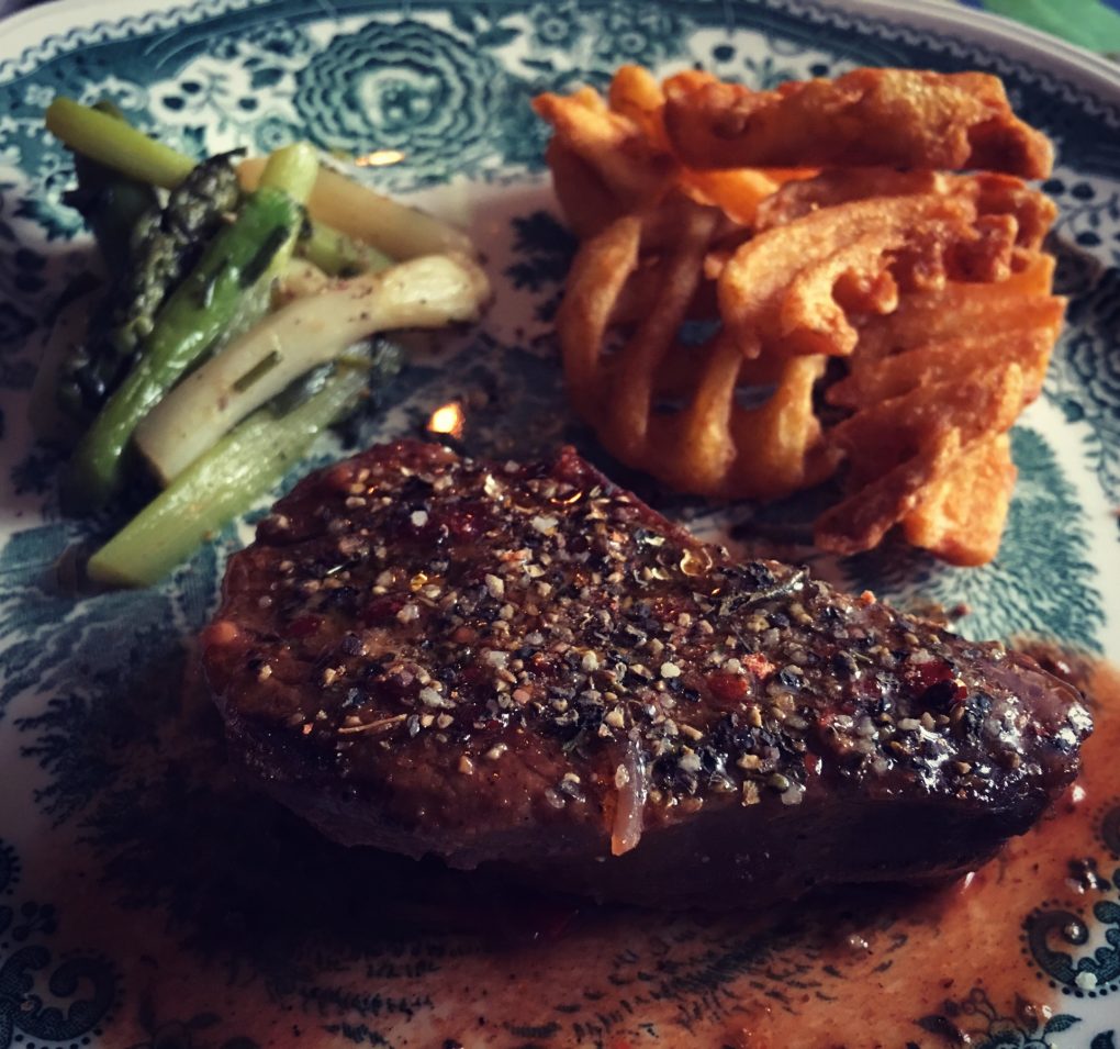 Rinderfilet Rezept mit Rotweinsauce, Kartoffelgittern &amp; Spargel
