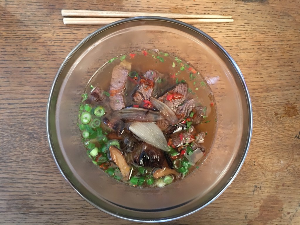 Pho Bo Hanoi servieren