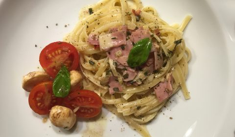 Bandnudeln mit Schinken Sahne Sauce