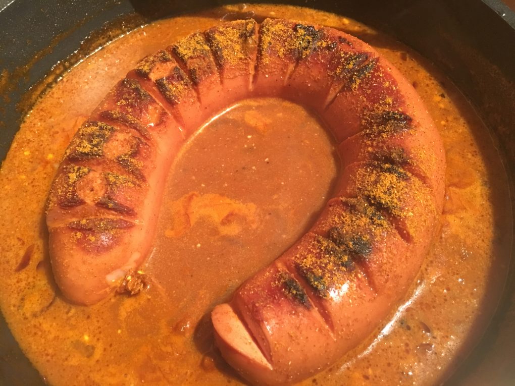 Scharfe Currywurst mit Currysauce und Chili | Rezept
