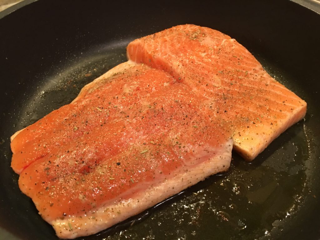 Gebratenes Lachsfilet mit Bandnudeln &amp; Chilifäden | Chilirezept.de