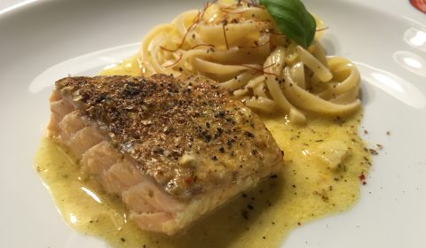 Lachsfilet mit Bandnudeln