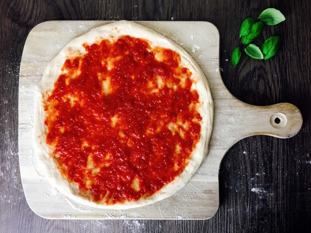 Mit Marinara Sauce bestreichen