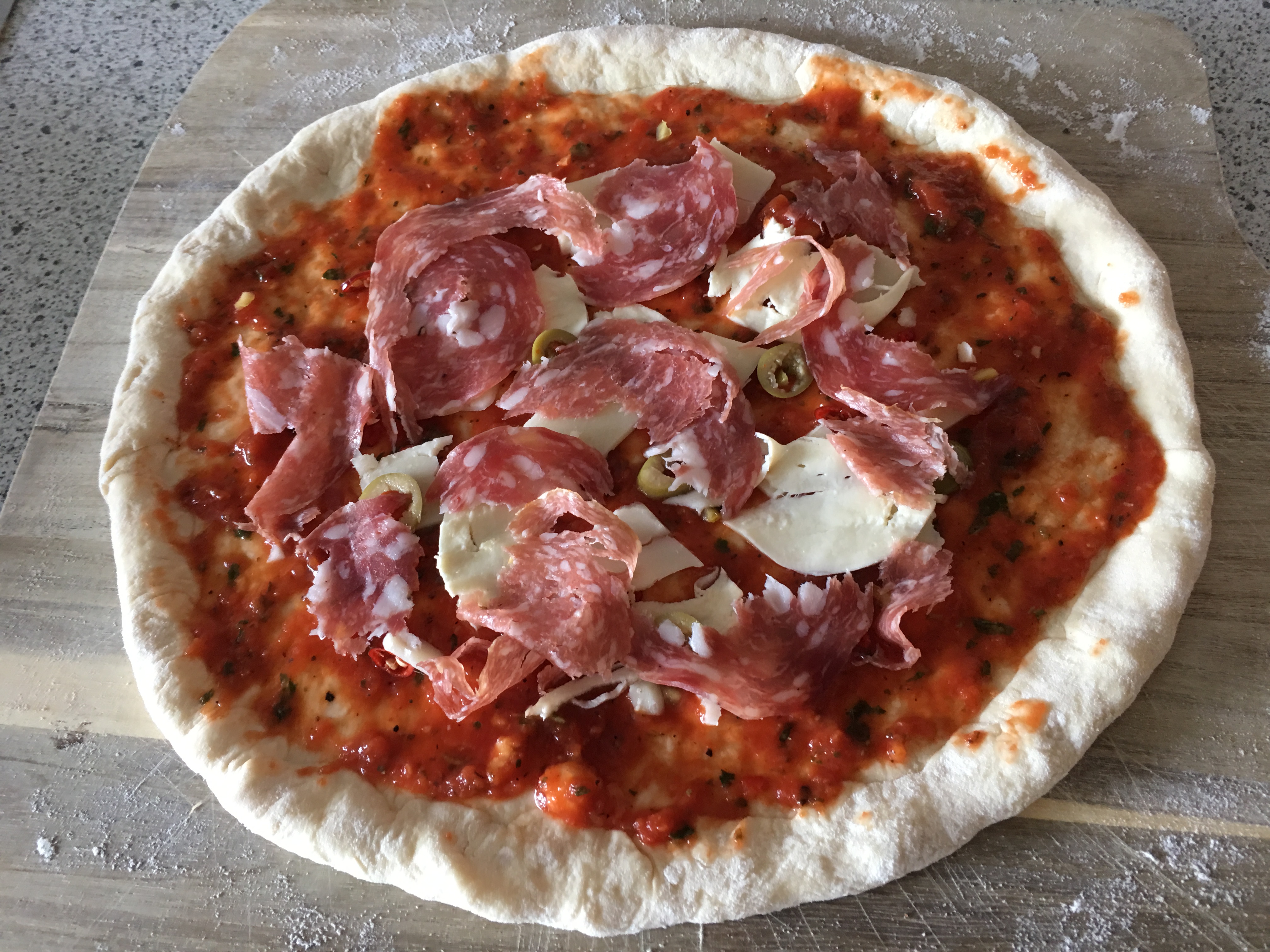 Pizza Salami Käse Chilirezept.de
