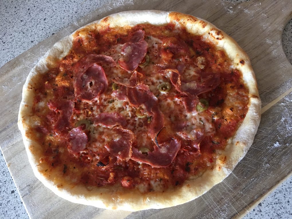 Pizza mit Käserand