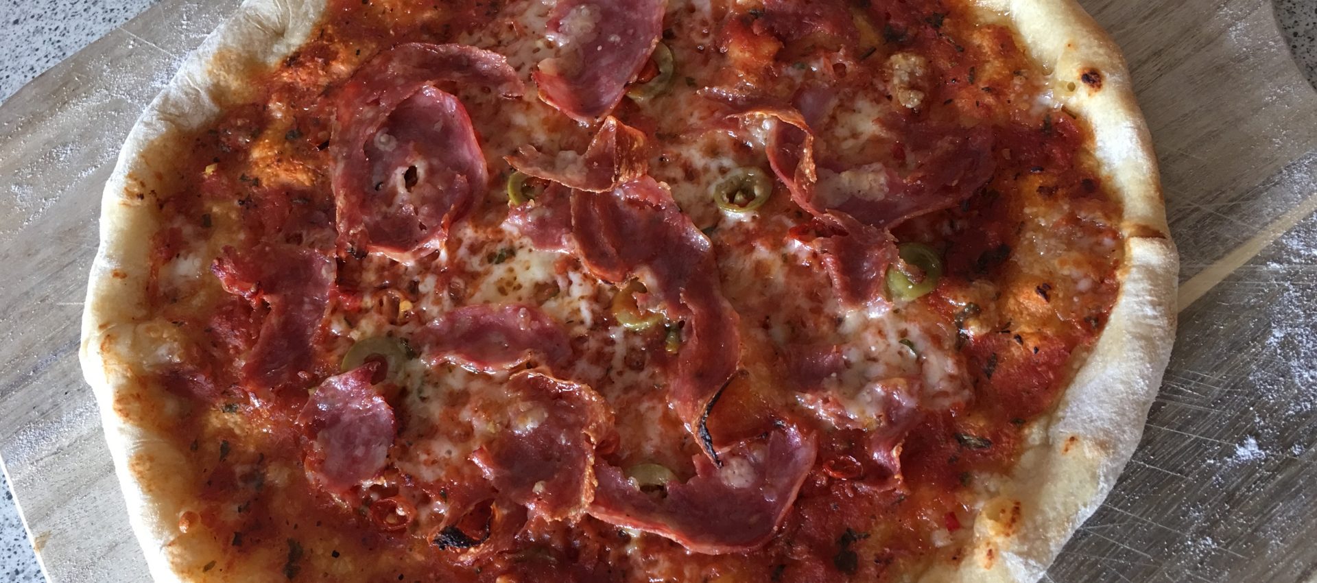 Pizza mit Käserand