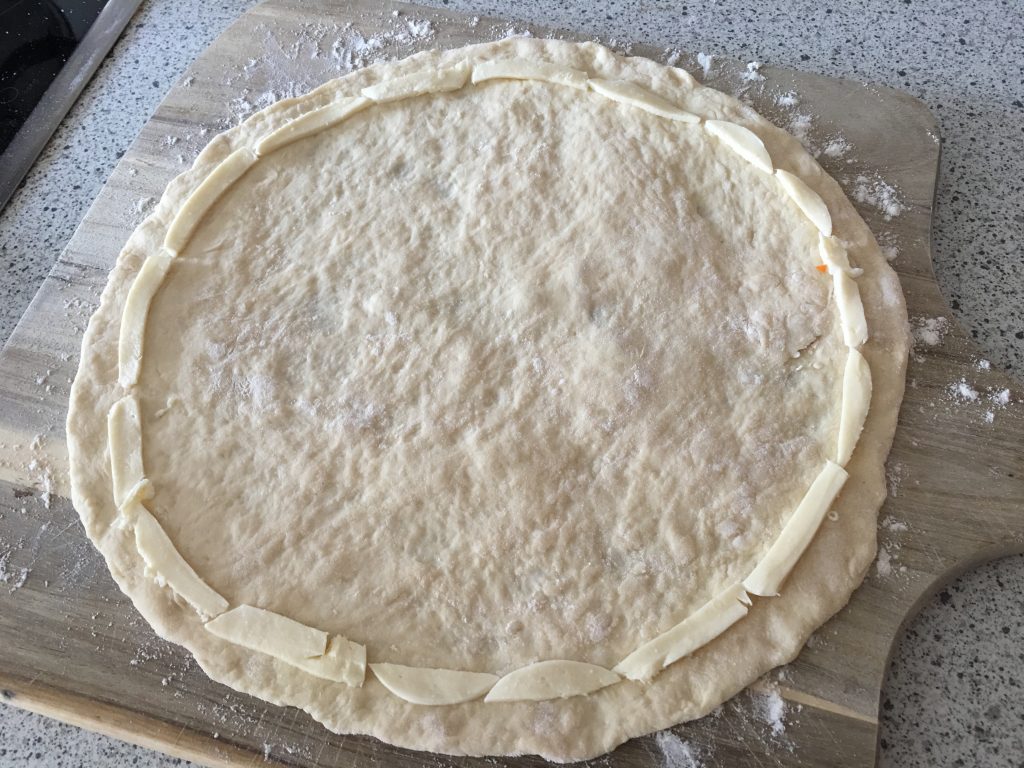 Pizza mit Käserand selbst machen