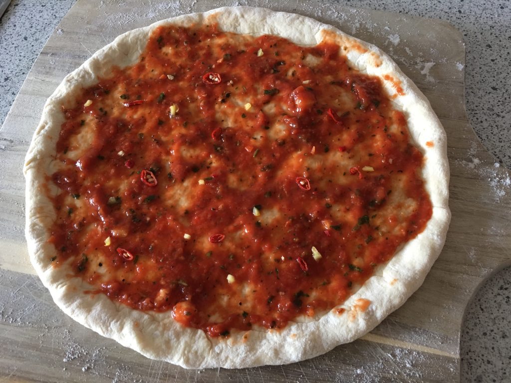 Pizza mit Tomatensauce