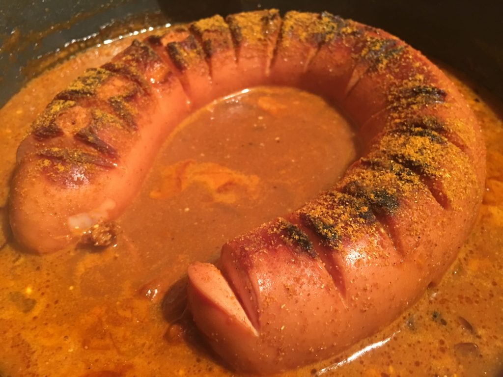 Scharfe Currywurst mit Currysauce und Chili | Rezept