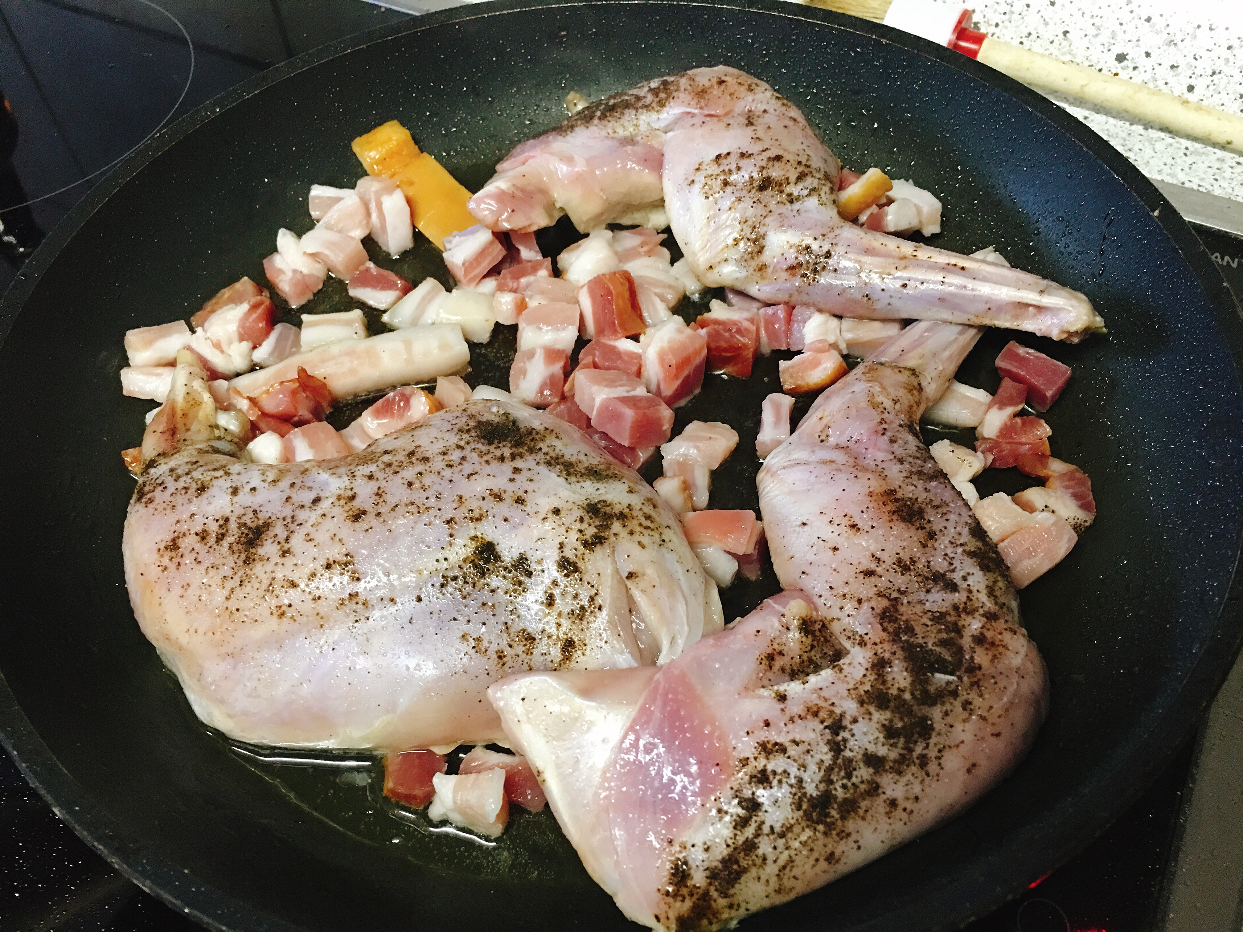 Geschmortes Kaninchen mit Zitronen-Bier-Sauce &amp; Steinpilzen | Rezept
