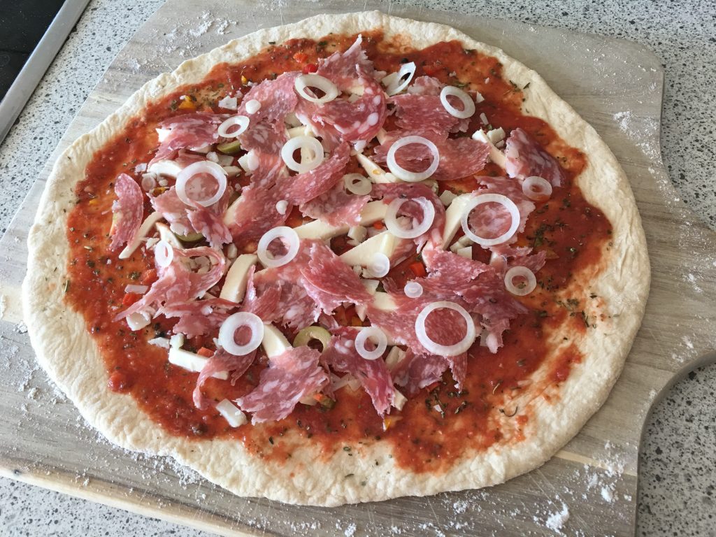Pizza Salami mit Zwiebeln und Oliven Rezept | Chilirezept.de