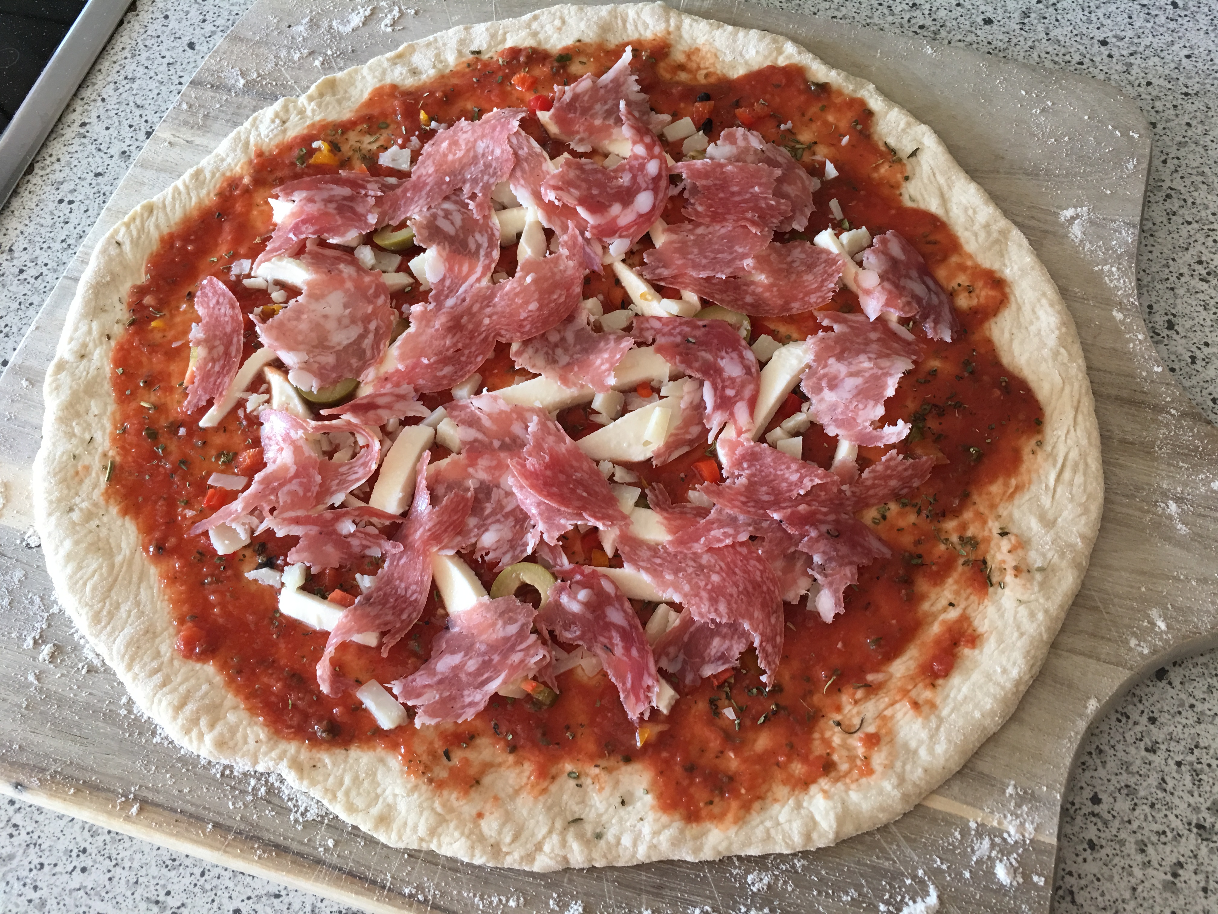 Pizza Salami mit Zwiebeln und Oliven Rezept | Chilirezept.de