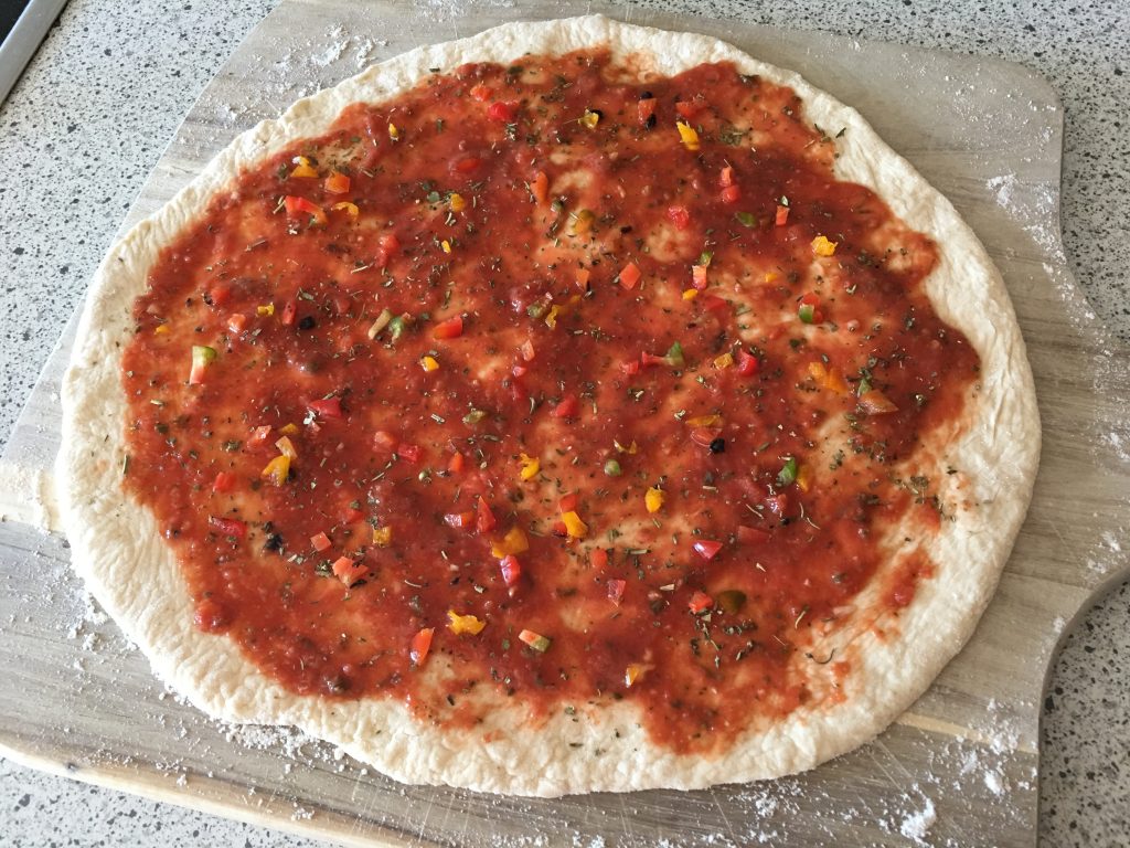 Pizza mit Tomatensauce