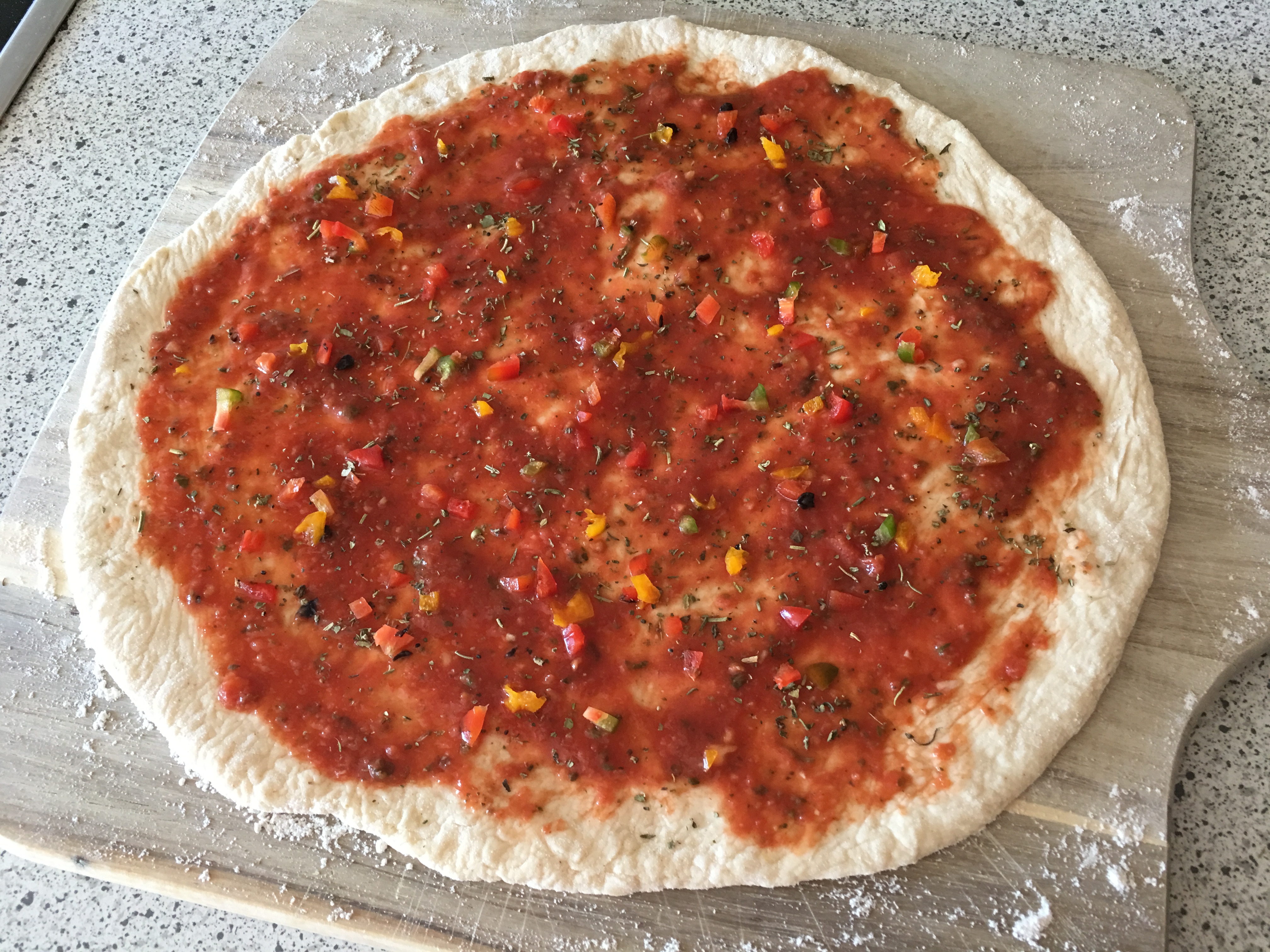 Pizza Salami mit Zwiebeln und Oliven Rezept Chilirezept.de
