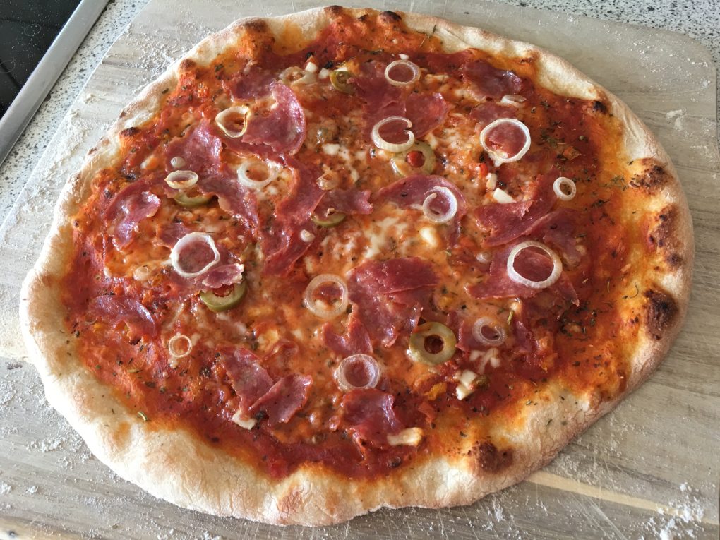 Pizza mit Zwiebeln und Oliven