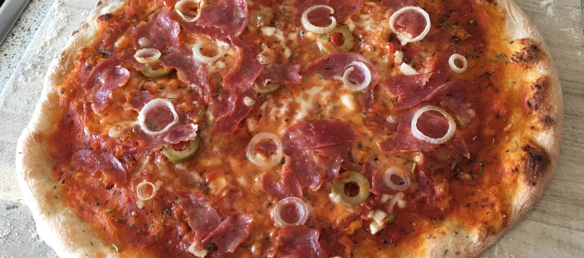 Pizza mit Zwiebeln und Oliven