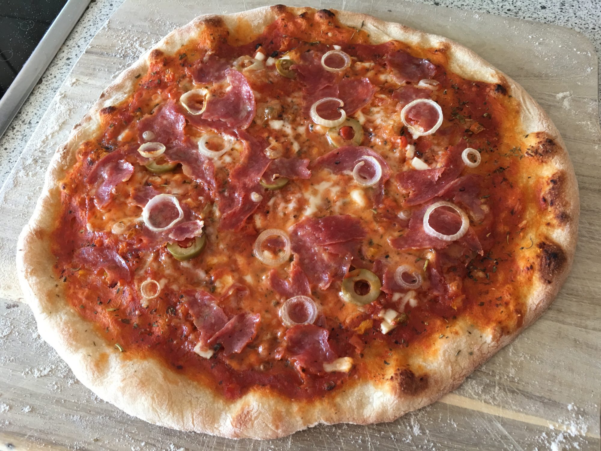 Pizza Salami mit Zwiebeln und Oliven Rezept | Chilirezept.de