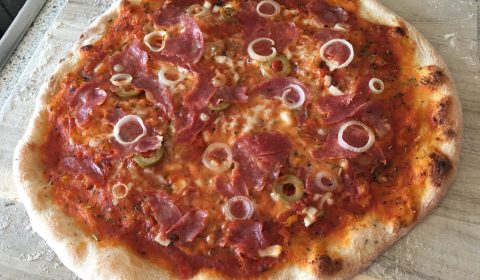 Pizza mit Zwiebeln und Oliven