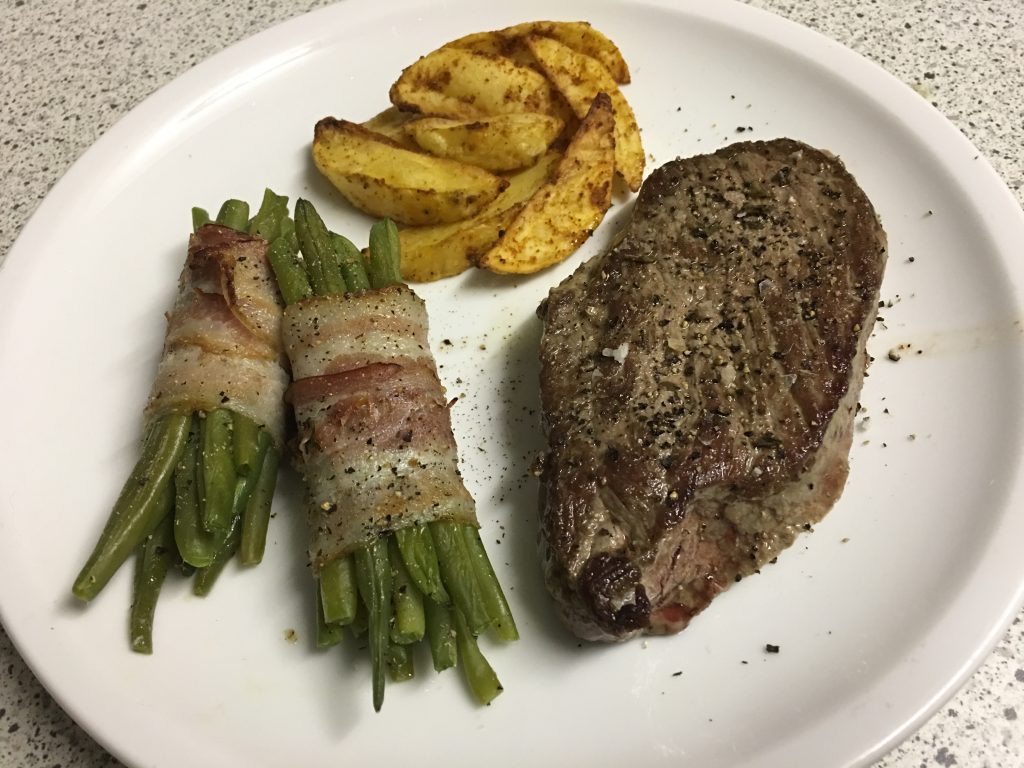 Rindersteak mit Pfeffersauce und Bohnen im Speckmantel | Rezept