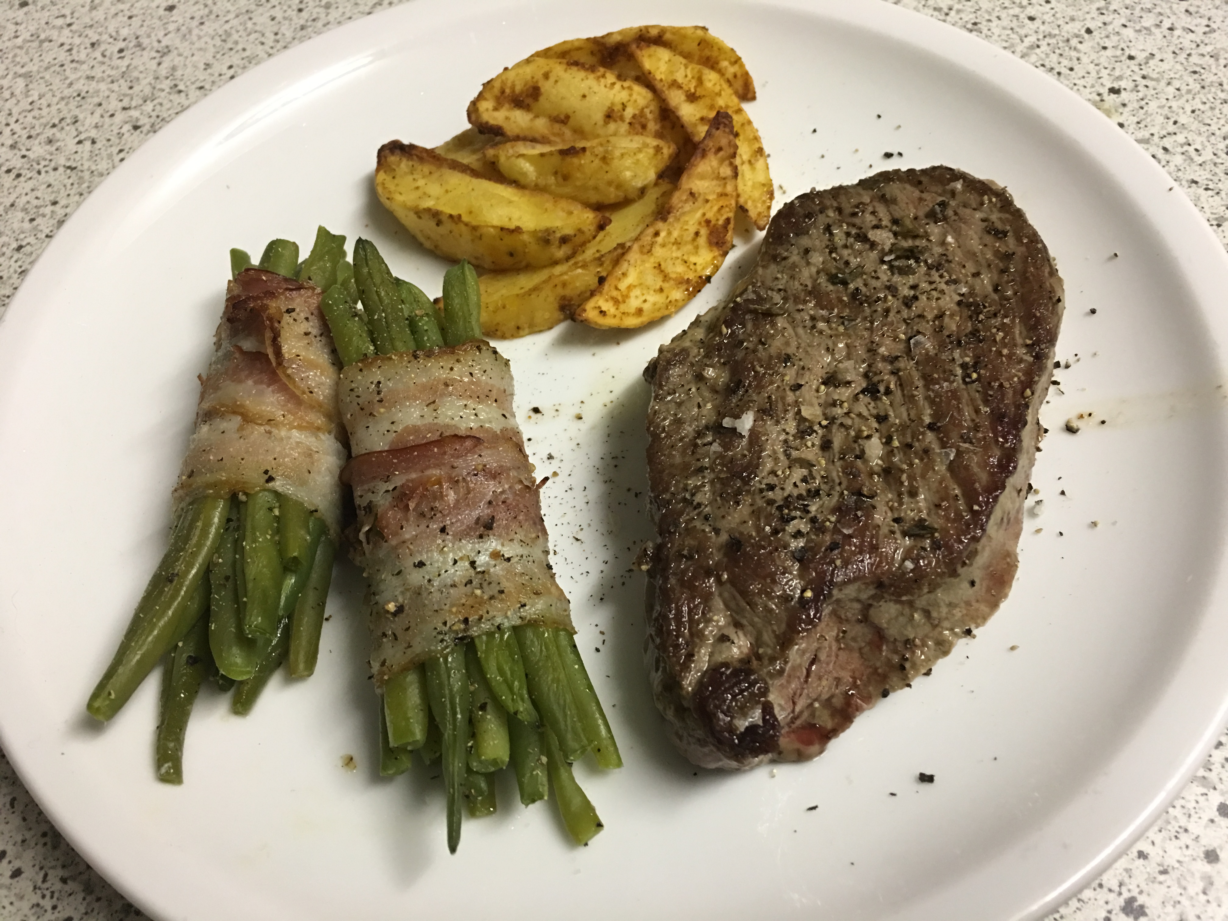 Rindersteak mit Pfeffersauce und Bohnen im Speckmantel