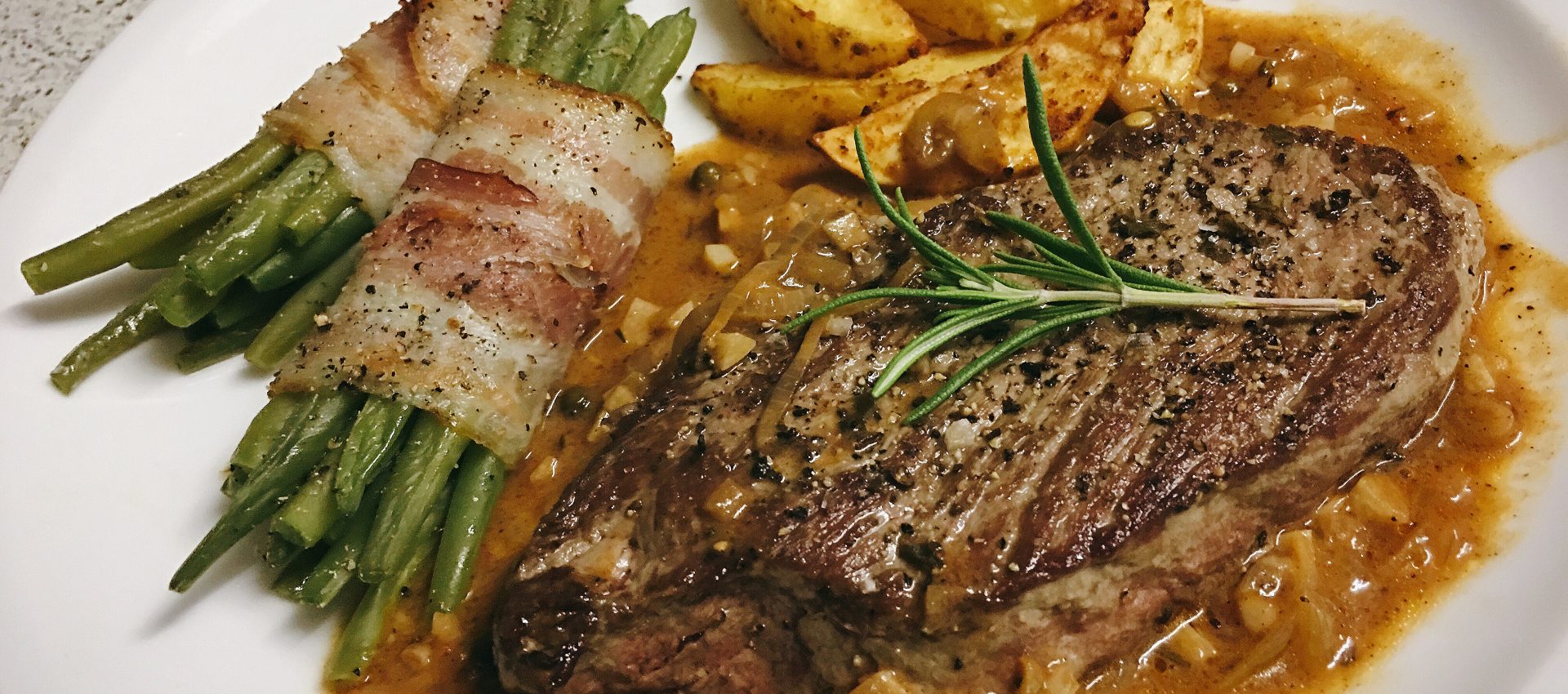 Rindersteak mit Pfeffersauce und Bohnen im Speckmantel