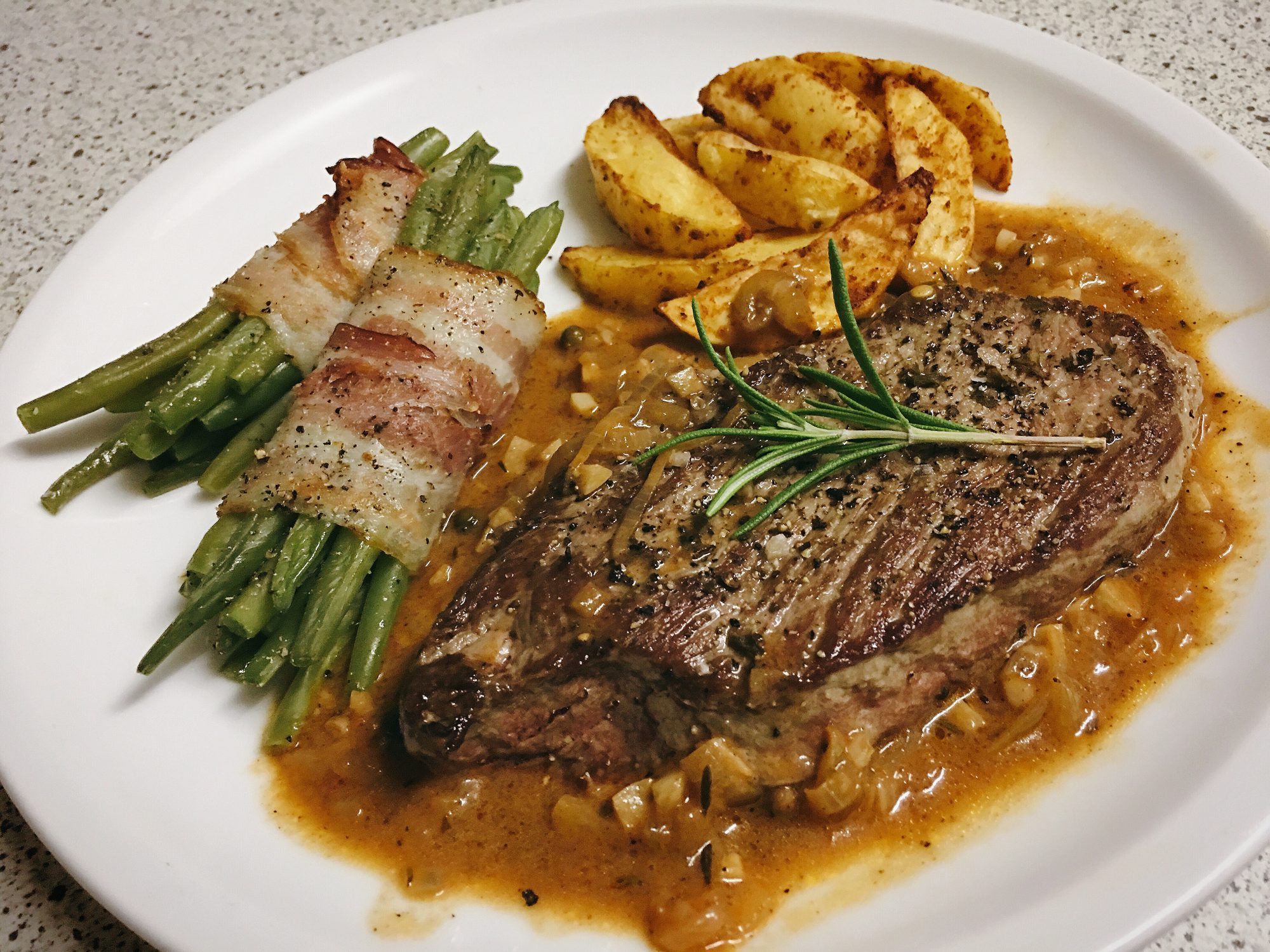 Rindersteak mit Pfeffersauce und Bohnen im Speckmantel | Rezept