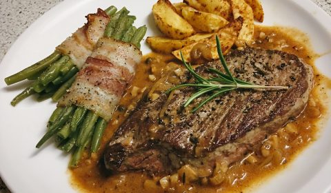 Rindersteak mit Pfeffersauce und Bohnen im Speckmantel