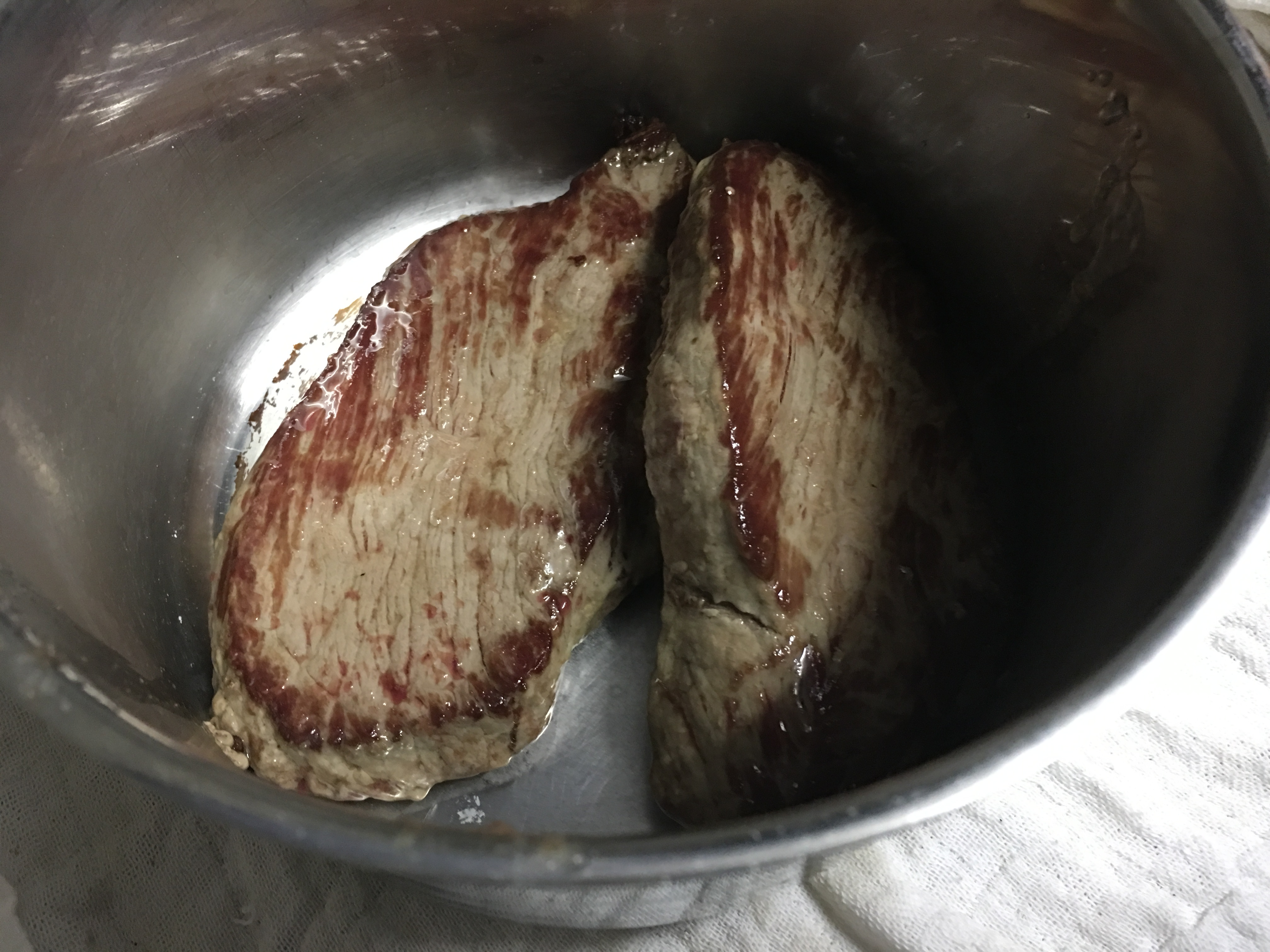 Rindersteak mit Pfeffersauce und Bohnen im Speckmantel