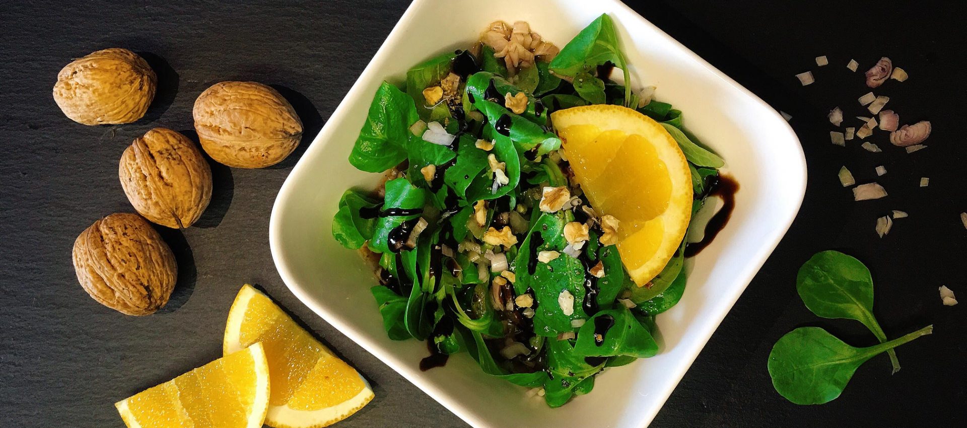 Feldsalat mit Orangen-Vinaigrette und Walnüssen