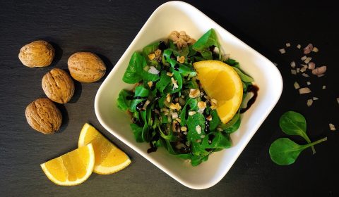 Feldsalat mit Orangen-Vinaigrette und Walnüssen
