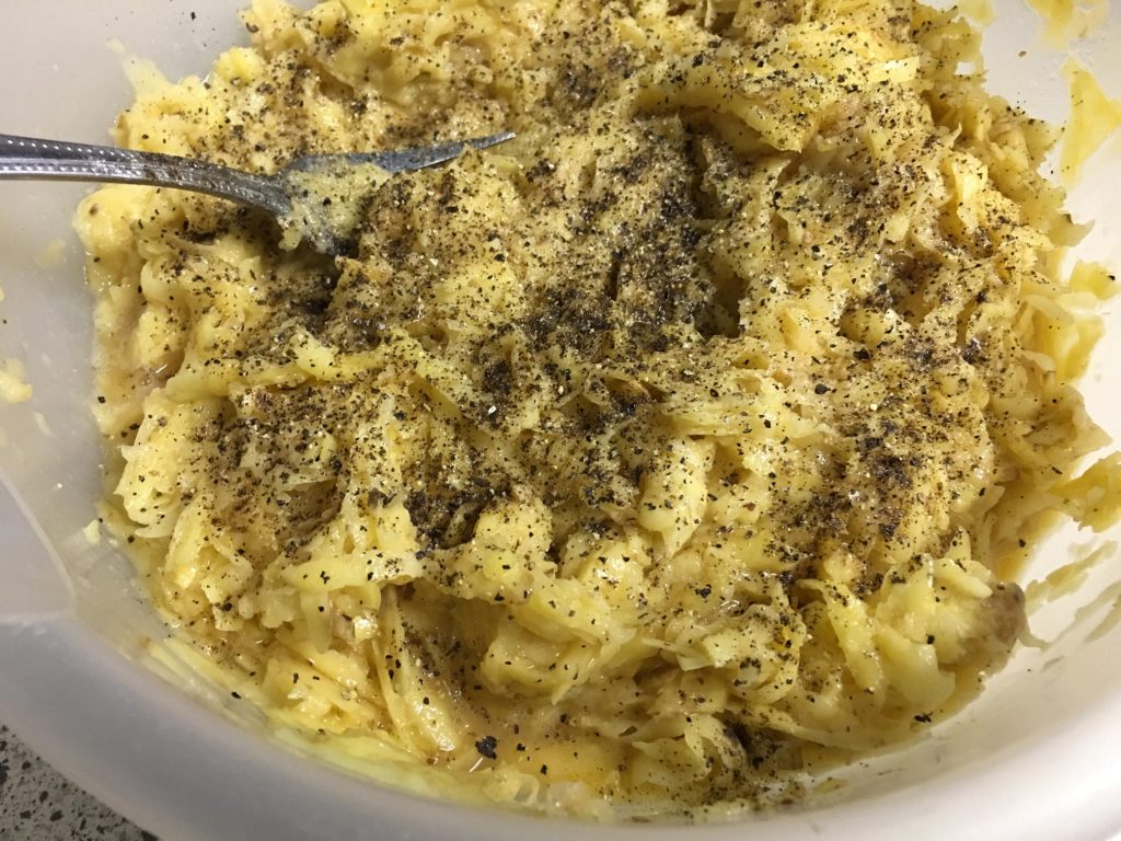 Geriebene Kartoffeln würzen