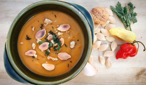 Hokkaido Kürbissuppe mit Kartoffeln und Möhren