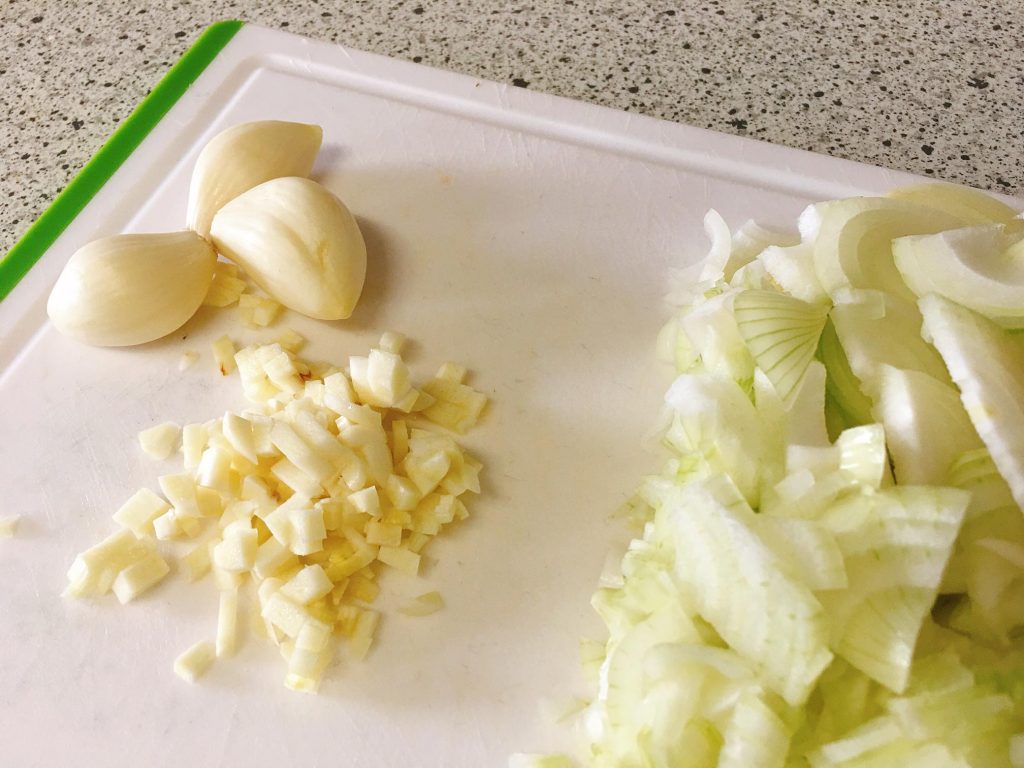 Knoblauch fein hacken