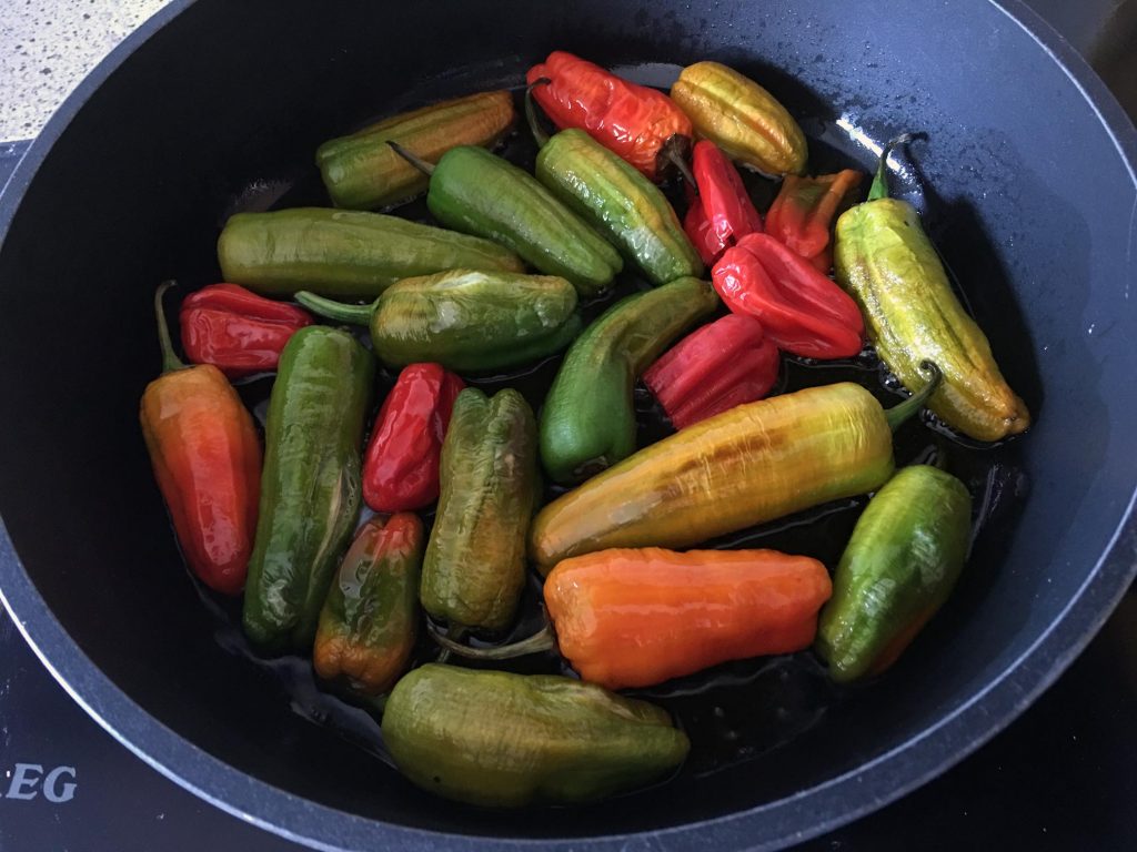 Pimientos de Padrón in der Pfanne