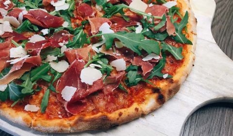 Pizza Parma mit Rucola und Parmaschinken