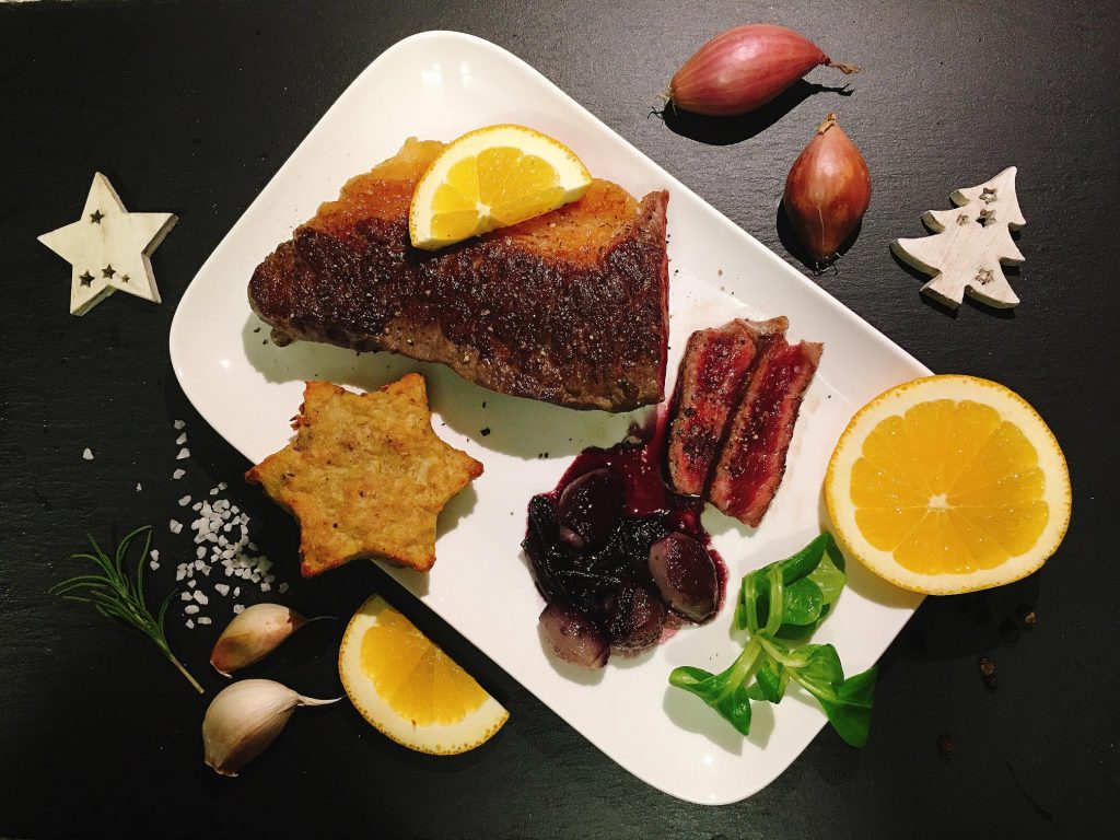 Weihnachtliches Rindersteak an Pfefferrahm-Orangen-Sauce