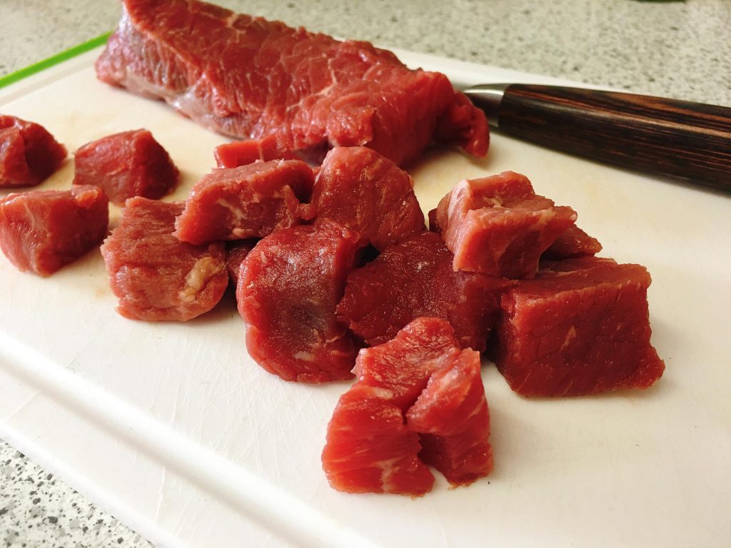 Rindfleisch in Würfel schneiden