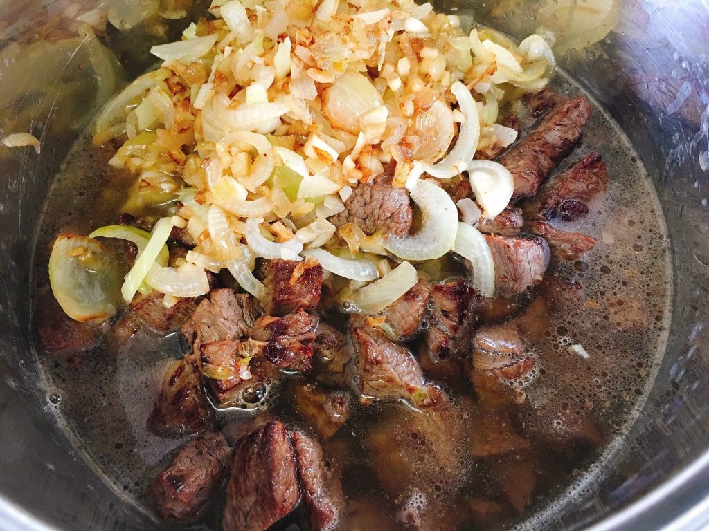 Rindfleischwürfel mit Zwiebeln