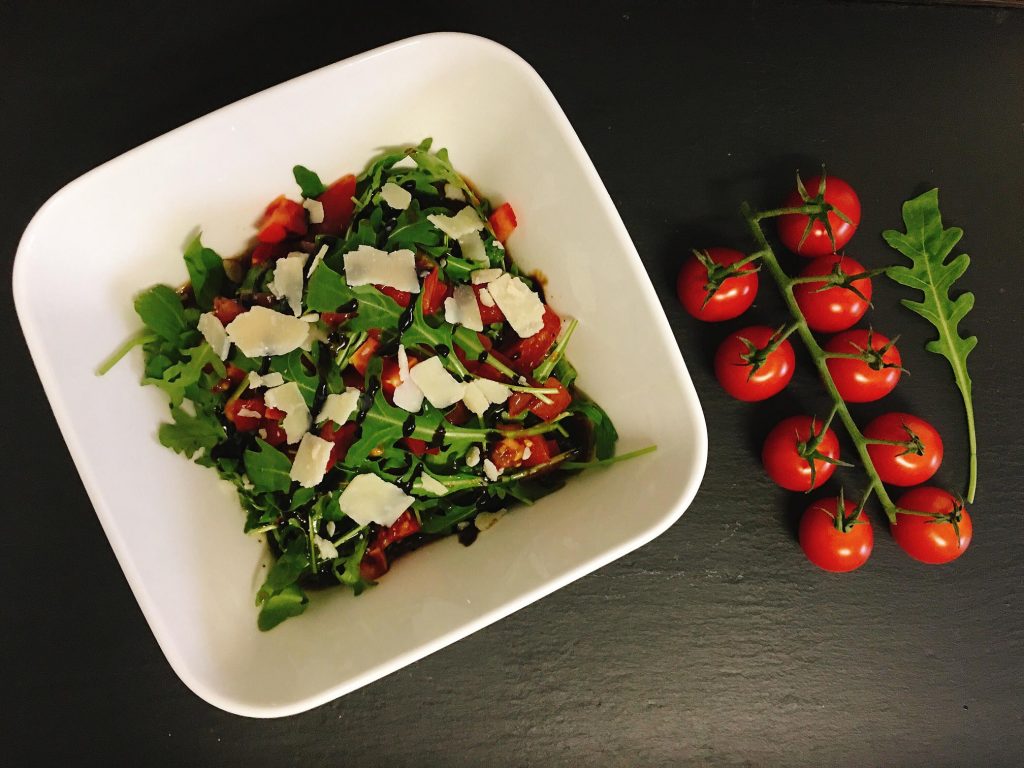 Rucola Salat mit Tomaten und Himbeer-Balsamico | Rezept