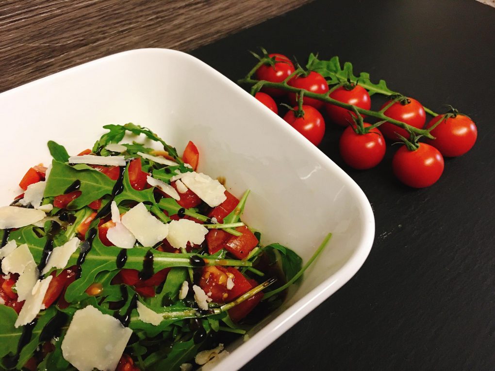 Rucola Salat mit Tomaten und Himbeer-Balsamico