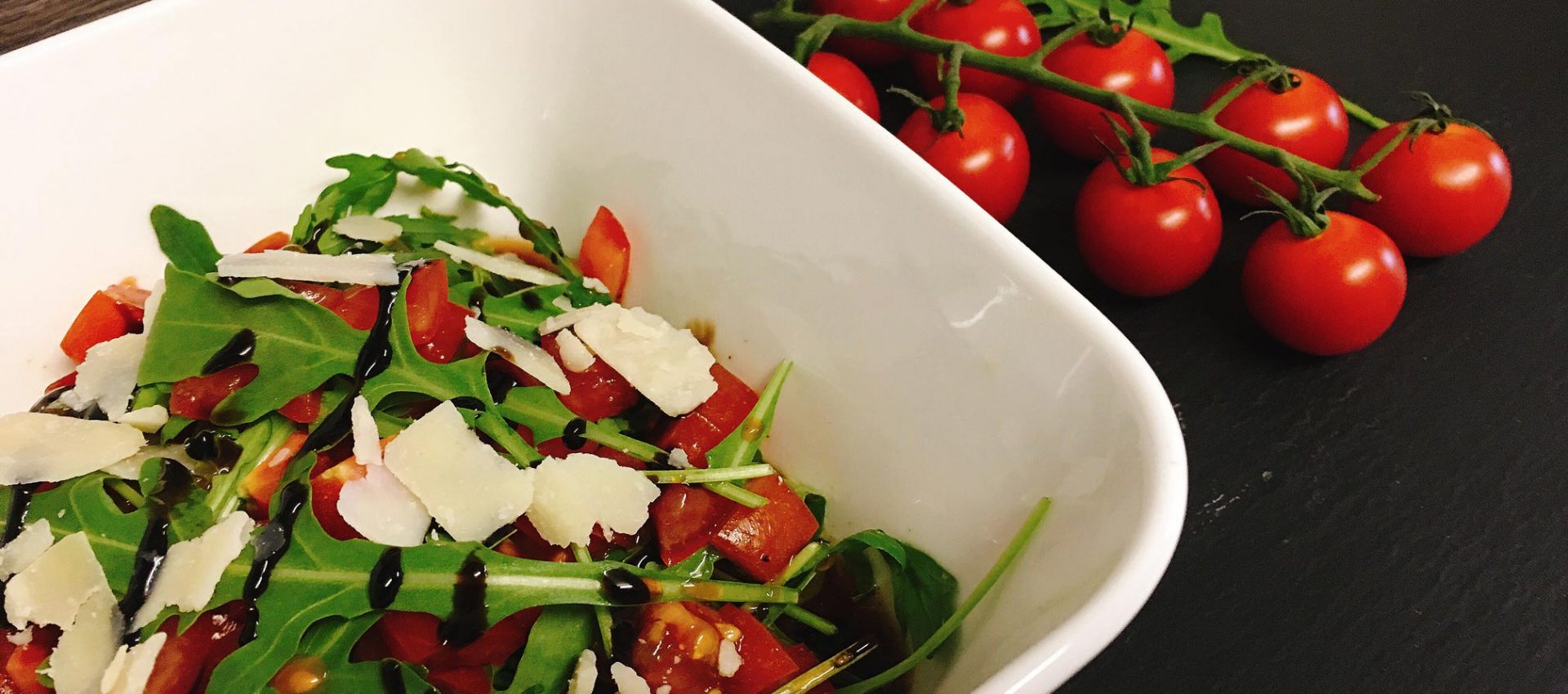 Rucola Salat mit Tomaten und Himbeer-Balsamico