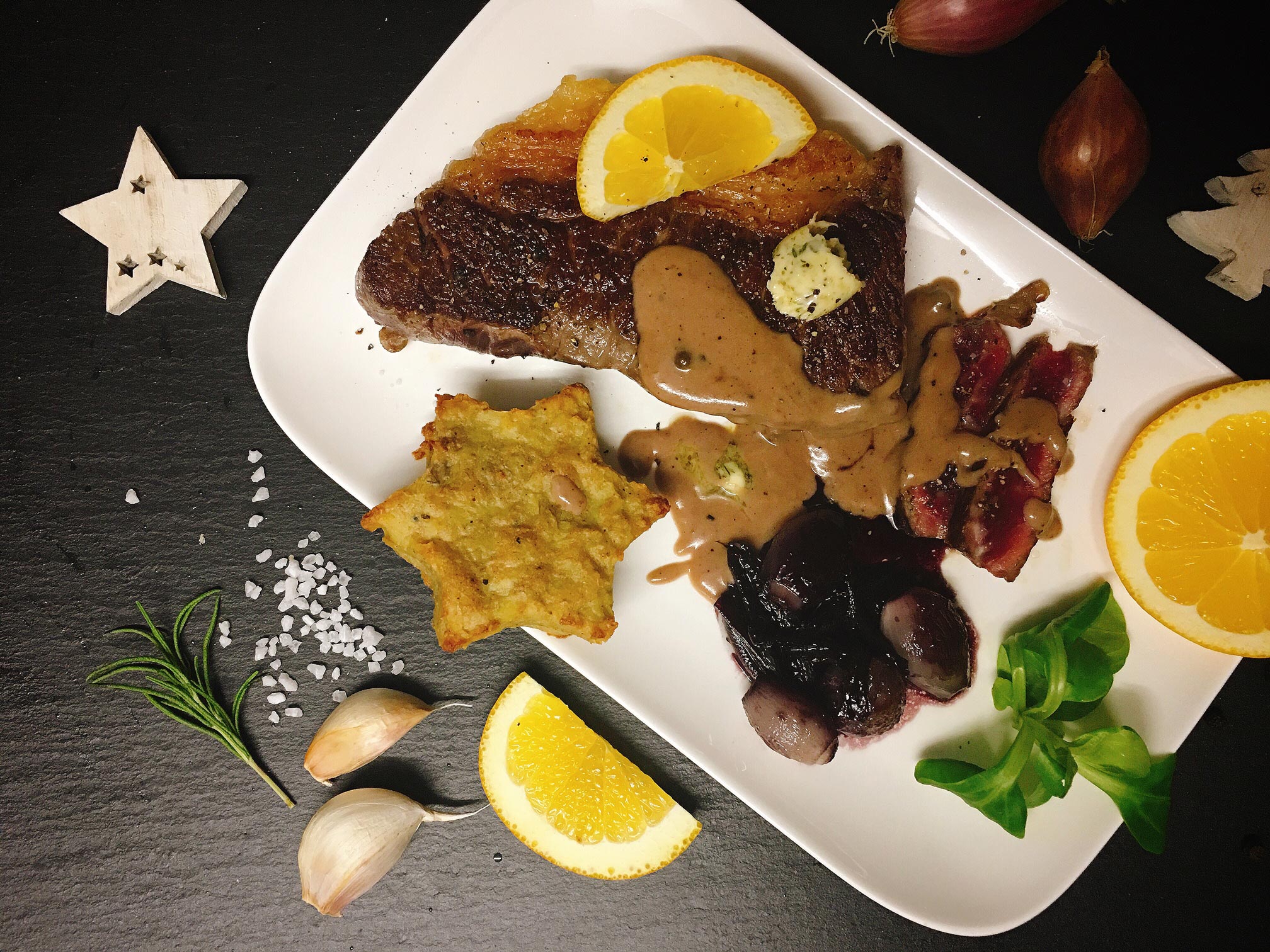 Weihnachtliches Rindersteak an Pfefferrahm-Orangen-Sauce